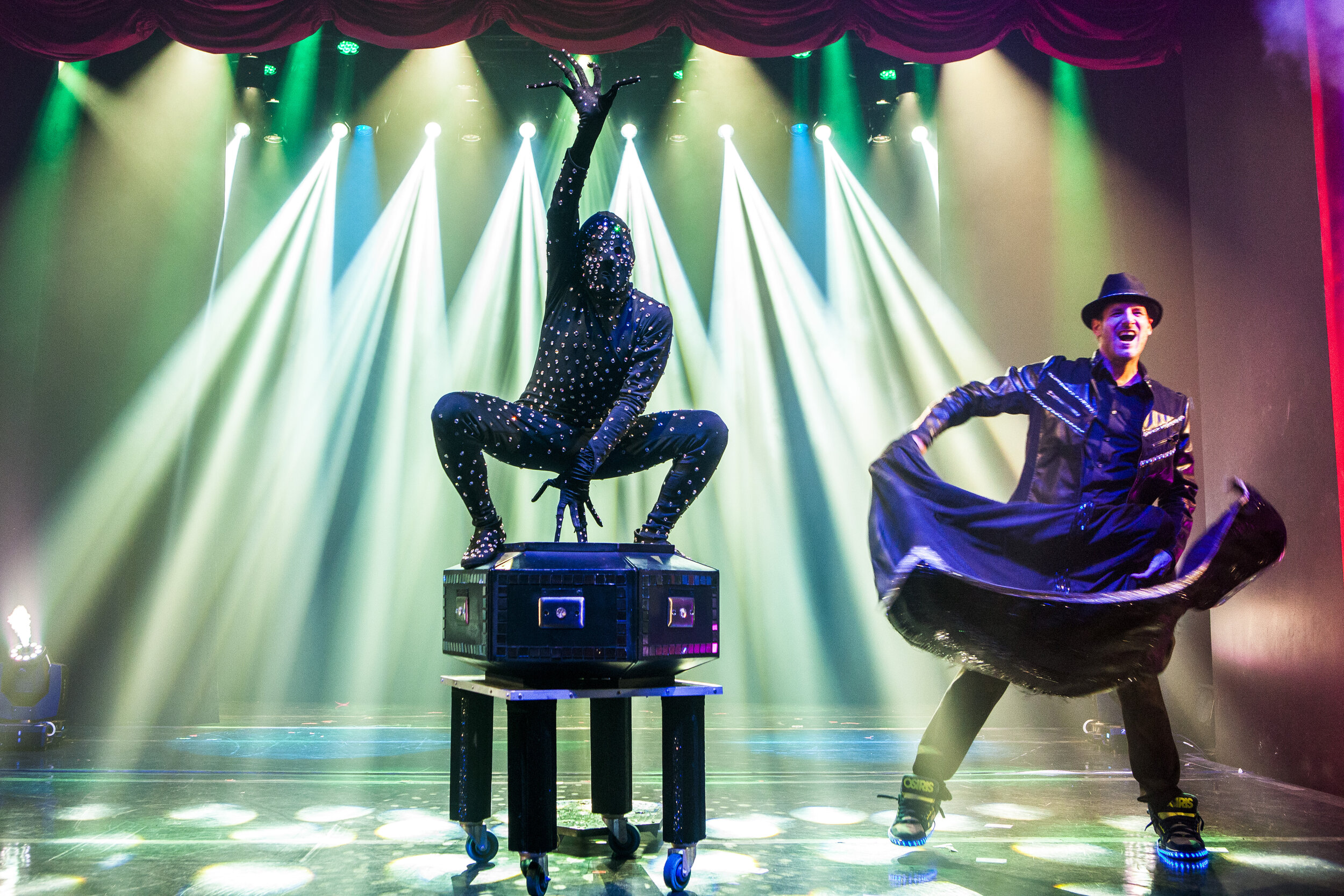 A close-up illusion during Magique