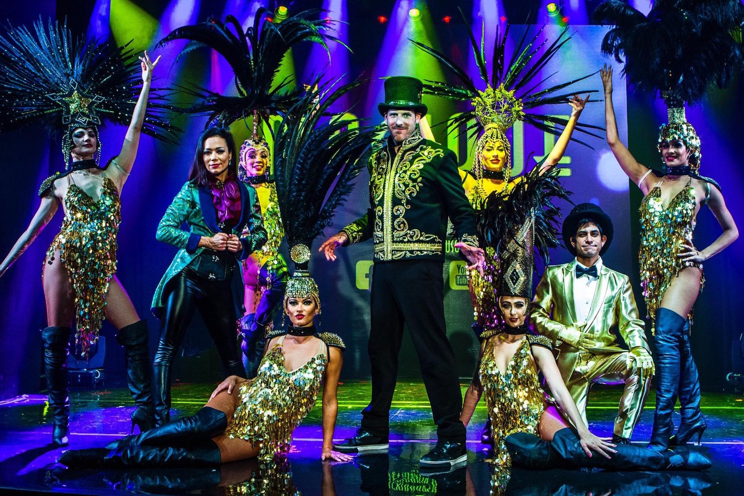The cast of Magique